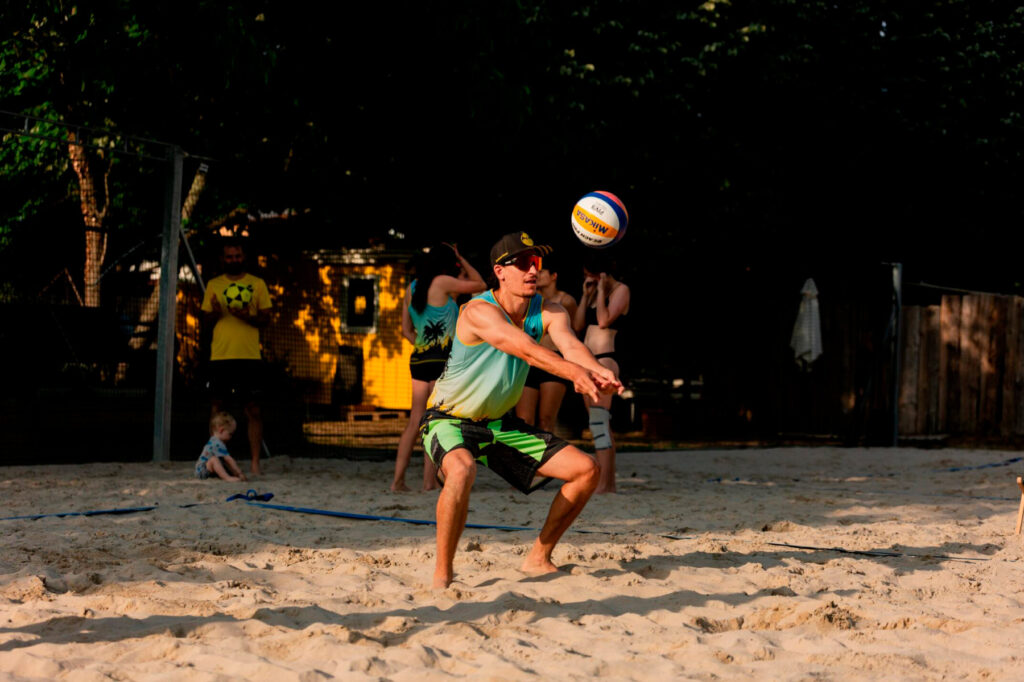 Beachvolleyballer beim Zuspiel von unten
