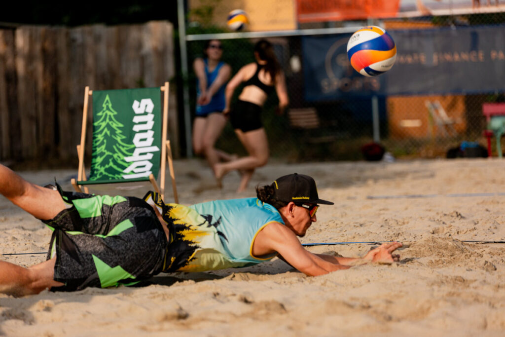 Hechtsprung zum Ball